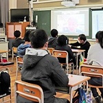 新聞社の仕事 オンラインで学ぶ 神戸・北区の３小学校 5年生が合同で授業