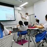 新聞ができるまでを学ぶ 神戸・愛徳学園小 本紙社員が授業