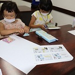 紙面に躍る夏休み 神戸 親子新聞教室、盛況