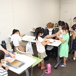 ８業種の専門家に学ぶ 神戸 「わくわく楽校」に児童52人 