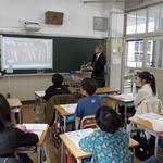 「新聞」を学ぶ 神戸・六甲山小５年 本紙社員が講師に