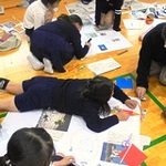 記事切り貼り 新聞を製作 明石・中崎小４年生