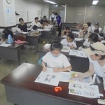 神戸・須磨図書館 夏休みの思い出を新聞に
