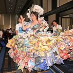 ファッション都市 神戸からドレス作品を発信 新聞女」西沢さん ＮＩＥ神戸大会