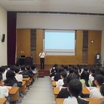 遠足新聞をつくろう 本紙社員が出前授業 神戸女学院中