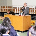 沖縄戦、平和を考える 三田・ゆりのき台中 本紙記者が解説