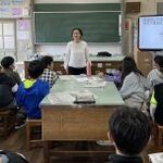 新聞について知ろう　神戸・南五葉小学校で出前授業
