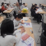 イチオシニュースを紙面に 神戸・東灘図書館で親子新聞教室